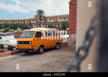 Empuriabrava, Girona. 18. September 2021: Geparkter Volkswagen t3 california van. Eine Ikone der Wohnmobil. Es geht um die 3-Generation dieses Modells. Stockfoto