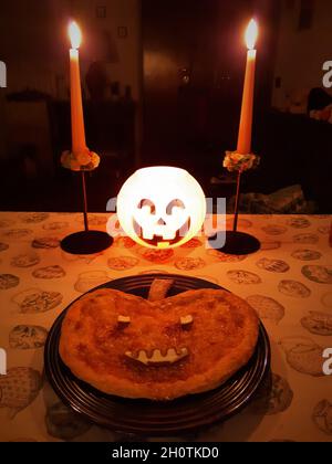 Kürbis-förmige Torte mit Tischset für Halloween Stockfoto