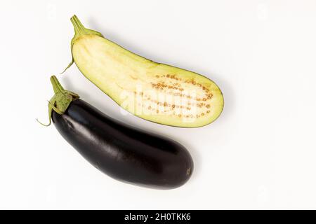 Aubergine oder Aubergine mit halb isoliert auf weißem Hintergrund, frisches Gemüse, Draufsicht Stockfoto