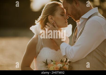 Nahaufnahme des niedlichen jungen Brautpaares Stockfoto