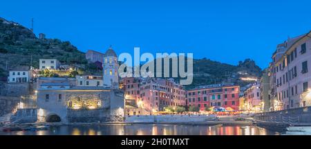 Blick auf den Hafen von Vernazza bei Nacht, buntes Dorf Cinque Terre, Ligurien, Italien. Stockfoto