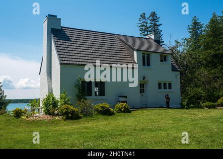 Old Presque Isle Lighthouse Keepers Quarters in einem öffentlichen Park Stockfoto
