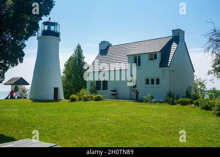 Old Presque Isle Lighthouse Keepers Quarters in einem öffentlichen Park Stockfoto