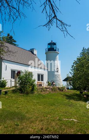 Old Presque Isle Lighthouse Keepers Quarters in einem öffentlichen Park Stockfoto