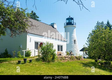 Old Presque Isle Lighthouse Keepers Quarters in einem öffentlichen Park Stockfoto