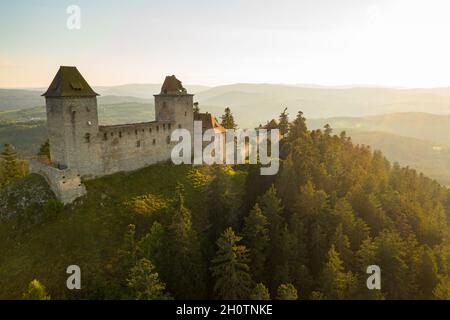 Luftaufnahme der mittelalterlichen Kasperk Burg an einem sonnigen Tag in Südböhmen, Sumava, Tschechien Stockfoto