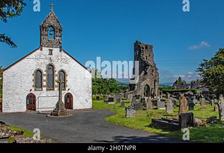 Talley Abbey (Walisisch: Abaty Talyllychau) Und Talley Parish Church. Stockfoto