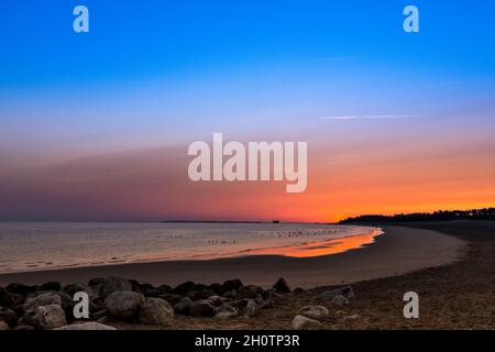 Erstaunlicher Sonnenaufgang an der Atlantikküste mit Rosenlicht Stockfoto