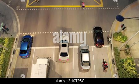 Luftaufnahme des Verkehrs auf einer Autobahn. Aufnahme. Draufsicht von einer Drohne von Autos, die nachts auf der Autobahn fahren. Stockfoto