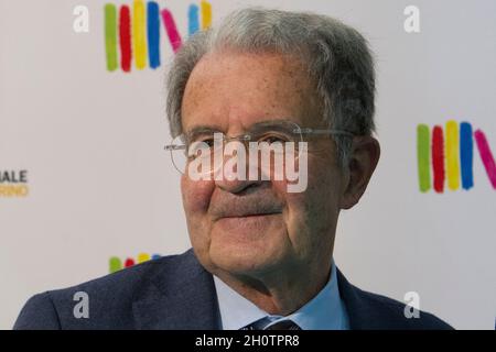 Turin, Italien. 14. Oktober 2021. Der ehemalige italienische Premierminister und Präsident der Europäischen Kommission (1999 bis 2004) Romano Prodi ist Gast der Buchmesse 2021 in Turin. Prodi schrieb eine Autobiographie über seine politischen, ökonomischen und akademischen Erfahrungen. Kredit: Marco Destefanis/Alamy Live Nachrichten Stockfoto