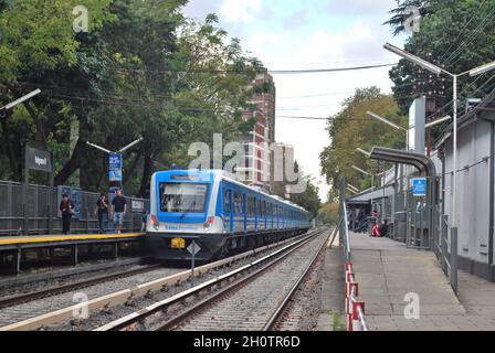 BUENOS AIRES, ARGENTINIEN - 02. Mai 2015: Ein Zug von Trenes argentinos am Bahnhof Belgrano R, Buenos Aires, Argentinien Stockfoto