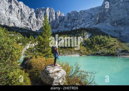 Frau Wanderer genießen schönen türkisfarbenen Berg Sorapiss See in den Dolomiten, Italien Stockfoto