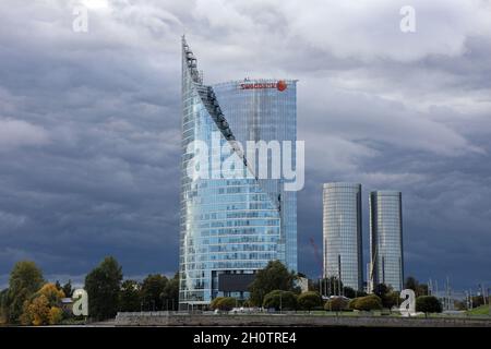 Hauptsitz der Swedbank am linken Ufer der Daugava in Riga Stockfoto