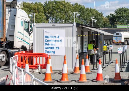 COVID-19 Testzentrum für gewerbliche Fahrer am Bahnhof Burtonwood auf der Autobahn M62 in Großbritannien. Stockfoto