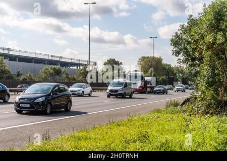 Autos, Lieferwagen und Lastwagen auf der Autobahn M62 im Vereinigten Königreich. Stockfoto