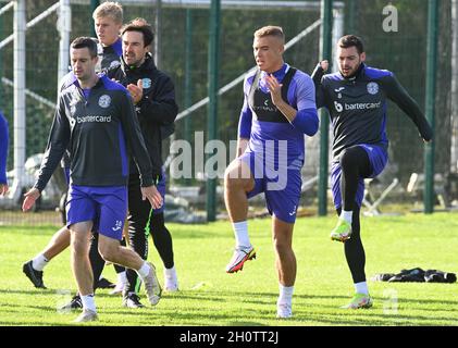 Tranent, Ormiston, East Lothian.Schottland. Großbritannien 14. Oktober 21 Hibernian FC Fitness Coach, Colin Clancy (3. Links) mit Jamie Murphy, Josh Doig, Ryan Porteous und Drey Wright Trainingseinheit für Dundee Utd Spiel . Kredit: eric mccowat/Alamy Live Nachrichten Stockfoto