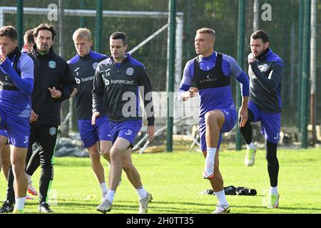 Tranent, Ormiston, East Lothian.Schottland. Großbritannien 14. Oktober 21 Hibernian FC Fitness Coach, Colin Clancy (links) mit Josh Doig, Jamie Murphy, Ryan Porteous und Drey Wright Trainingseinheit für Dundee Utd Spiel . Kredit: eric mccowat/Alamy Live Nachrichten Stockfoto