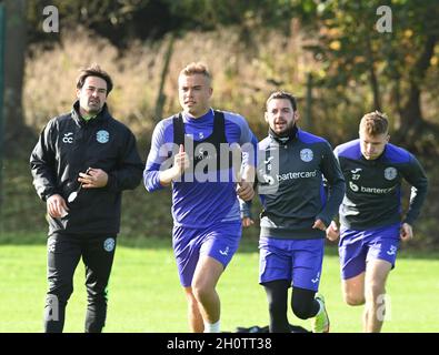 Tranent, Ormiston, East Lothian.Schottland. UK Hibernian FC Fitness Coach, Colin Clancy (links) mit Ryan Porteous, Drey Wright & Chris Cadden Trainingseinheit für Dundee Utd Match Credit: eric mccowat/Alamy Live News Stockfoto