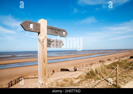 Wegweiser für das Holme Dunes Visitor Center und Zugang zum Holme Beach vom Norfolk Coast Path entlang der North Norfolk Coast. Stockfoto