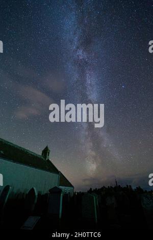 Sternenhimmel mit Milchstraße über dem Friedhof, Orkney Isles Stockfoto