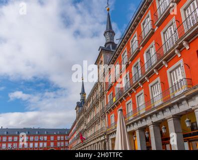 Plaza Mayor in Madrid unter bewölktem Himmel, Spanien Stockfoto