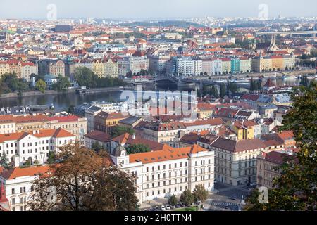 Prag Panorama schöne Panorama-Luftaufnahme über den Dächern. Blick auf die Skyline von Prag auf die Moldau und die Dachgebäude in Tschechien Stockfoto