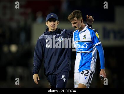 Bristol, Großbritannien. Oktober 2021. Bristol Rovers-Manager Joey Barton & Niall Lovelock von Bristol Rovers während des EFL 'Papa John's' Trophy-Spiels zwischen Bristol Rovers und Chelsea U21 am 13. Oktober 2021 im Memorial Stadium, Bristol, England. Foto von Andy Rowland. Quelle: Prime Media Images/Alamy Live News Stockfoto