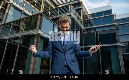 Geschäftsverhandlungen. Probleme haben. Erwachsener ceo mit Handy. Telefonanruf. Stockfoto