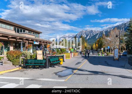 Canmore, Alberta, Kanada - 28. September 2021: Die Stadt Canmore in den kanadischen Rockies Stockfoto