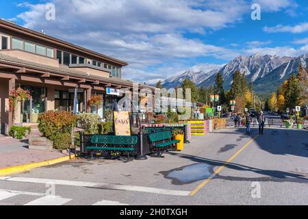 Canmore, Alberta, Kanada - 28. September 2021: Die Stadt Canmore in den kanadischen Rockies Stockfoto