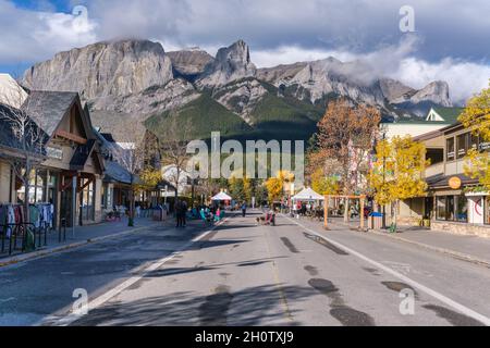 Canmore, Alberta, Kanada - 28. September 2021: Die Stadt Canmore in den kanadischen Rockies Stockfoto