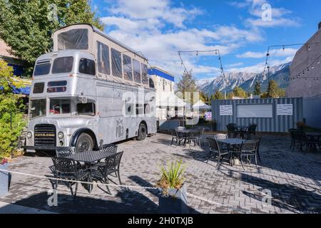 Canmore, Alberta, Kanada - 28. September 2021: PD3 by Blake Doppeldeckerbus mit Abendessen im oberen Stockwerk Stockfoto