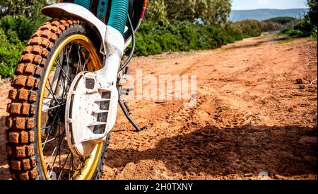 Nahaufnahme eines Vorderrads eines Abenteuerfahrrads auf einer unbefestigten Straße mit Schlamm Stockfoto