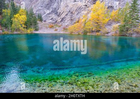 Canmore, Alberta, Kanada - 28. September 2021: Grassi Lake in den südlichen kanadischen Rockies mit Blick auf die Stadt Canmore, Alberta Stockfoto