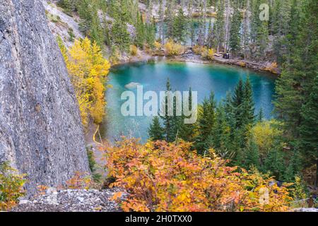 Canmore, Alberta, Kanada - 28. September 2021: Grassi Lake in den südlichen kanadischen Rockies mit Blick auf die Stadt Canmore, Alberta Stockfoto