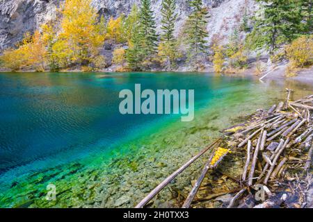 Canmore, Alberta, Kanada - 28. September 2021: Grassi Lake in den südlichen kanadischen Rockies mit Blick auf die Stadt Canmore, Alberta Stockfoto