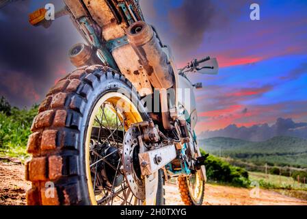 Adventure Bike bei Sonnenuntergang vom Boden aus gesehen Stockfoto
