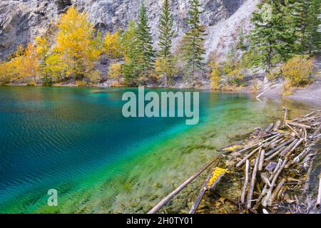 Canmore, Alberta, Kanada - 28. September 2021: Grassi Lake in den südlichen kanadischen Rockies mit Blick auf die Stadt Canmore, Alberta Stockfoto