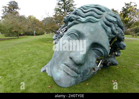 London, Großbritannien. Oktober 2021. „Frieze Sculpture at the Regent's Park“ - Ausstellung von Skulpturen im Freien zur Fieze London Veranstaltung, die heute beginnt. Unearthed Bronze Eroded Melpomene: Daniel Arsham, 2021 Quelle: Phil Robinson/Alamy Live News Stockfoto