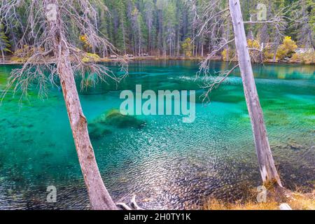 Canmore, Alberta, Kanada - 28. September 2021: Grassi Lake in den südlichen kanadischen Rockies mit Blick auf die Stadt Canmore, Alberta Stockfoto