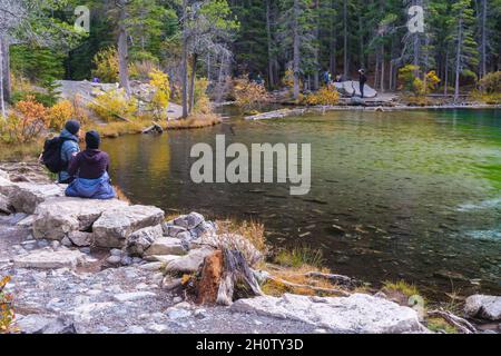 Canmore, Alberta, Kanada - 28. September 2021: Grassi Lake in den südlichen kanadischen Rockies mit Blick auf die Stadt Canmore, Alberta Stockfoto