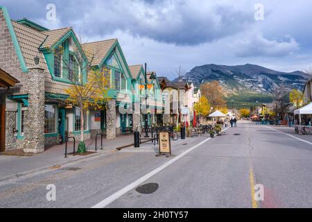 Canmore, Alberta, Kanada - 28. September 2021: Die Stadt Canmore in den kanadischen Rockies Stockfoto