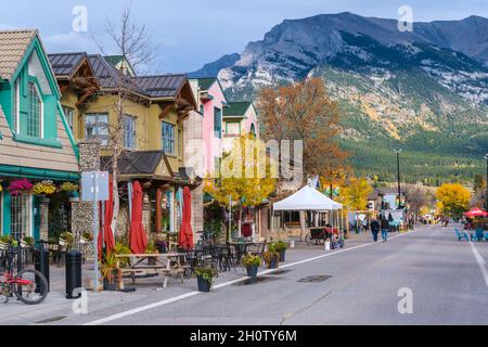 Canmore, Alberta, Kanada - 28. September 2021: Die Stadt Canmore in den kanadischen Rockies Stockfoto