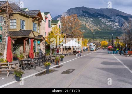 Canmore, Alberta, Kanada - 28. September 2021: Die Stadt Canmore in den kanadischen Rockies Stockfoto