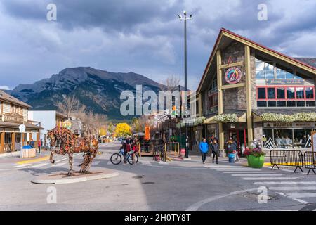 Canmore, Alberta, Kanada - 28. September 2021: Die Stadt Canmore in den kanadischen Rockies Stockfoto