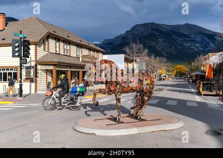 Canmore, Alberta, Kanada - 28. September 2021: Ferdinand die Pferdeskulptur des Künstlers Cedar Mueller an der Hauptstraße von Canmore. Stockfoto