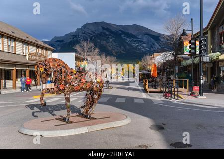 Canmore, Alberta, Kanada - 28. September 2021: Ferdinand die Pferdeskulptur des Künstlers Cedar Mueller an der Hauptstraße von Canmore. Stockfoto