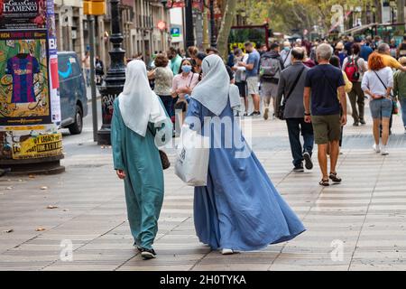 Barcelona, Spanien - 19. September 2021: Muslimische Frauen, die traditionelle islamische Kleidung tragen, gehen zum Einkaufen Stockfoto
