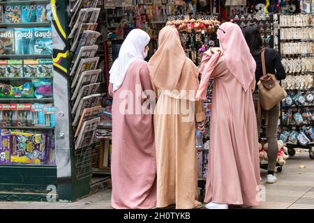 Barcelona, Spanien - 19. September 2021: Muslimische Frauen, die traditionelle islamische Kleidung tragen, kaufen in einem Souvenirladen ein Stockfoto