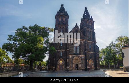 Basilika St. Peter und Paul auf dem Friedhof Vysehrad, Prag, Tschechische Republik Stockfoto